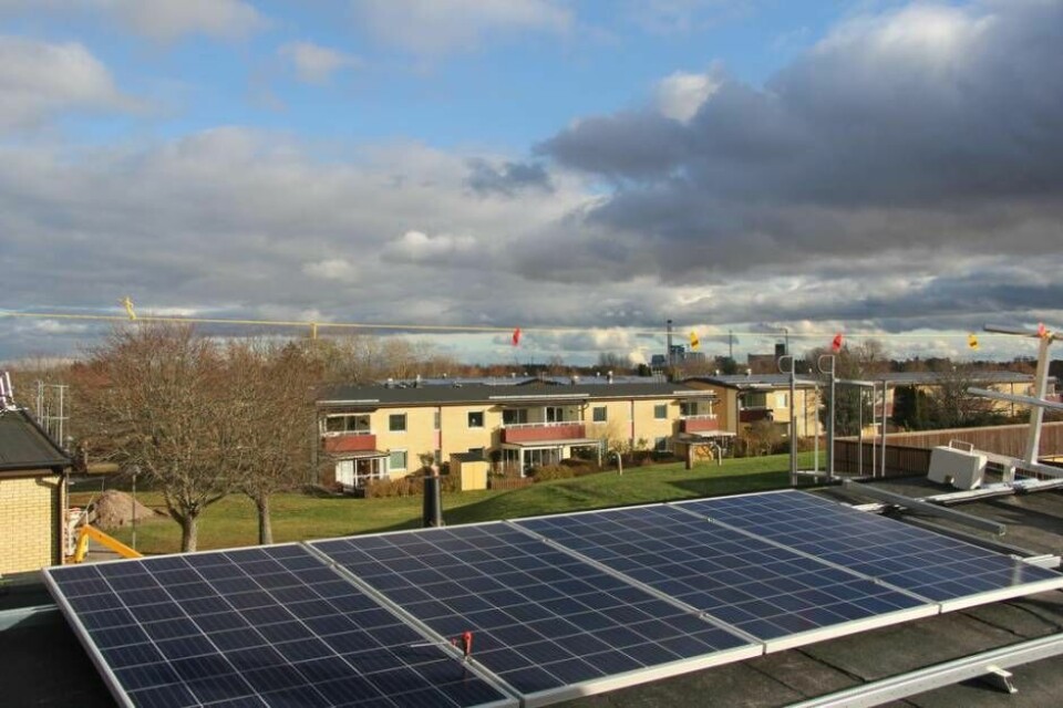 Producerar energi. Solpanelerna monteras på taken på 17 av de 34 husen i bostadsrättsföreningen. Foto: Helena Andersson