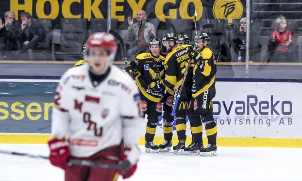 Marcus Bergman har precis prickat in 3–2 till VIK. Foto: Stefan Lindgren×1 / 3Visa bildtextBild 1 av 3