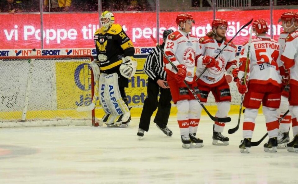Troja firar Nikolai Meyers 0–1-mål som kom redan i den andra matchminuten. Foto: STEFAN LINDGREN