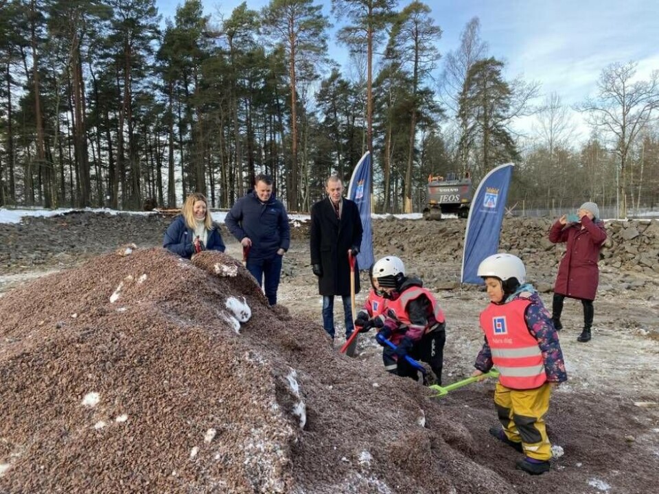 Spaden i marken för ny förskola. Vicki Skure-Eriksson (C), Jesper Forsberg Nordikon och Jesper Brandberg (L) tillsammans med barn från Bellmansgården som tog det första spadtaget. ”Det känns jätteroligt att vi nu kommit så här långt”, sa Vicki Skure-Eriksson. Foto: Helena Andersson