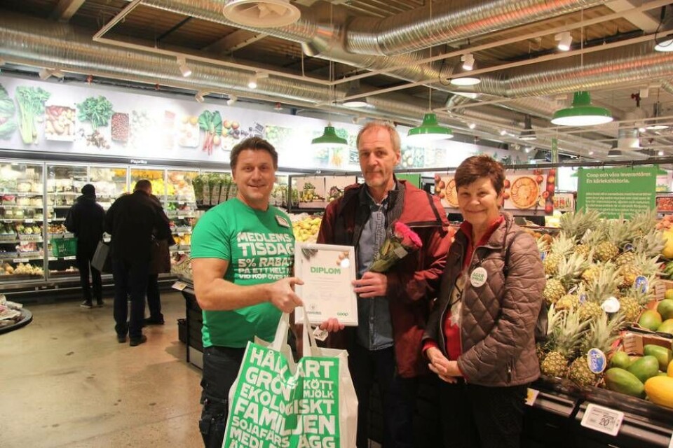 Hållbart handlande. Coop Stenbys butikschef Christer Hedin, vinnaren Max Johansson och Ulla Persson, på plats vid prisutdelningen i form av ägarombud. Foto: Jonas Bergkvist