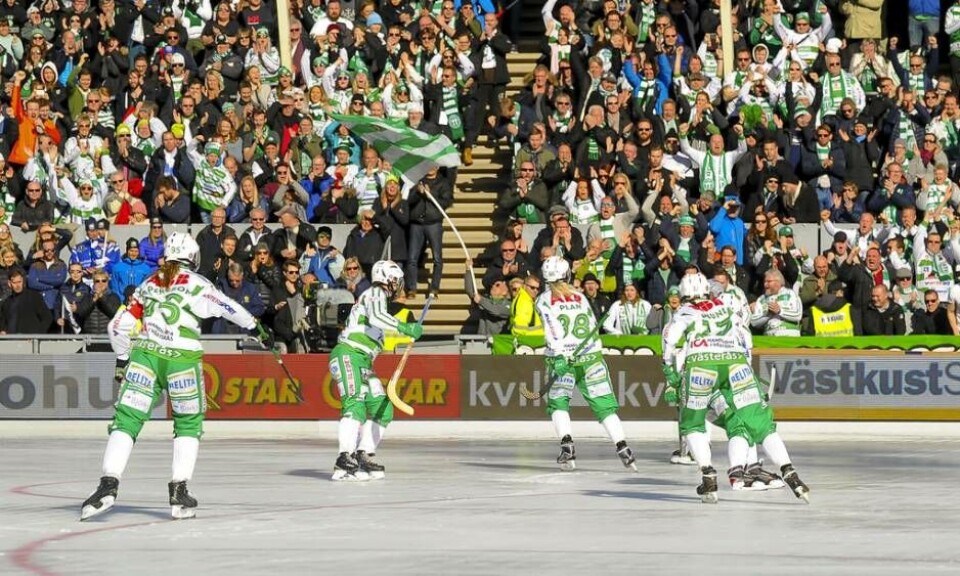 Matilda Plan firar 3–3-kvitteringen framför den stora VSK-klacken vid fjolårets final. I år får de grönvita klara sig med stödet från tv-sofforna. Foto: Stefan Lindgren