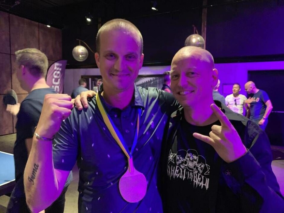 Segraren Niclas Hikes och arrangören Richard Lagberg.
