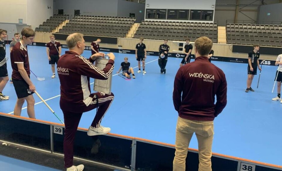 Här får eleverna på Widénskas innebandyprofil information om att de från och med i morgon kommer att få studera hemifrån. Foto: Jonas Edberg