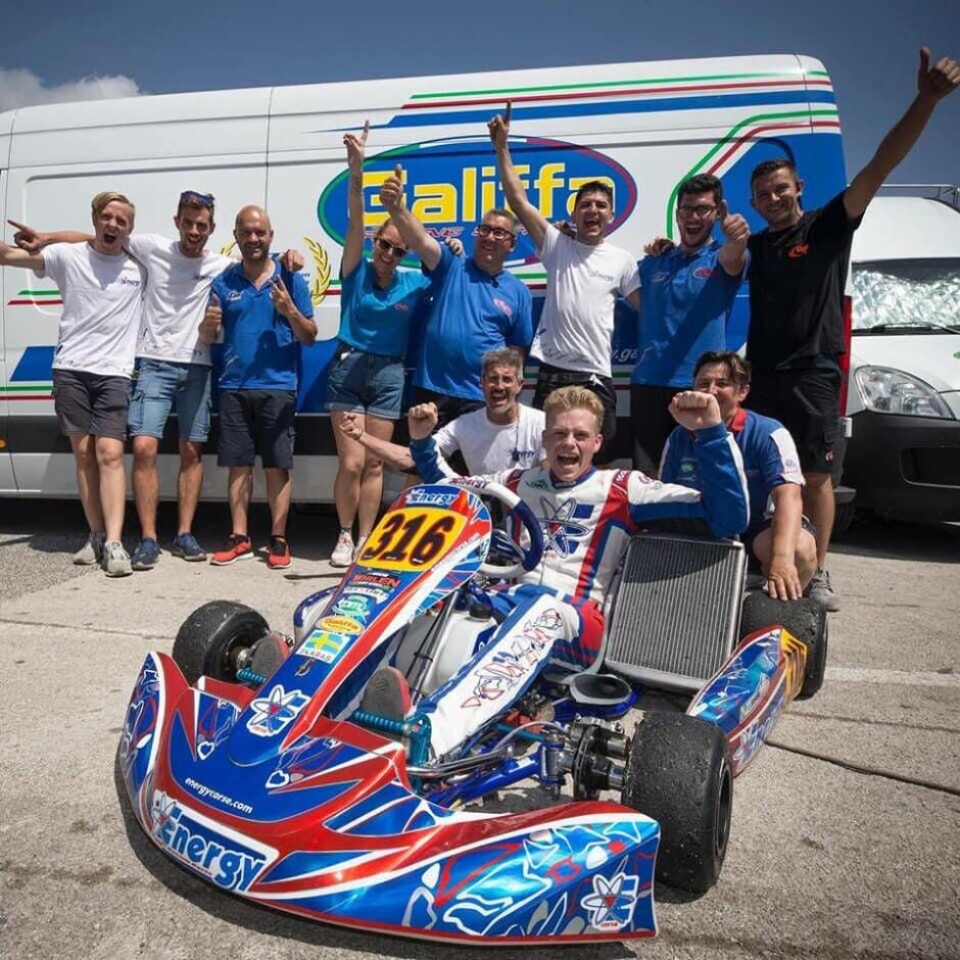 Emil Skärås firar EM-segern tillsammans med italienska teamet Energy Corse Racing Karts och Galiffa Kart. Foto: Privat