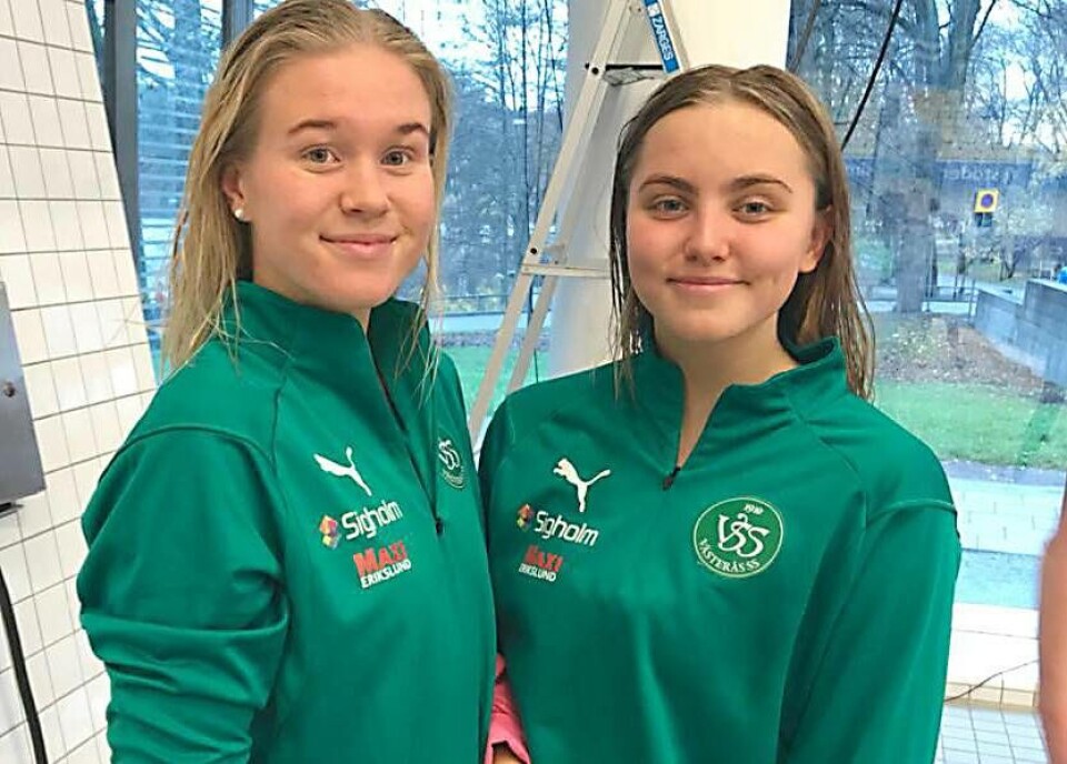 Guldtjejerna. Hannah Brunzell och Edith Jernstedt visade klass direkt när JSM/SM inleddes i förmiddags med tre guld och ett silver i Eriksdalsbadet. Foto: VSS