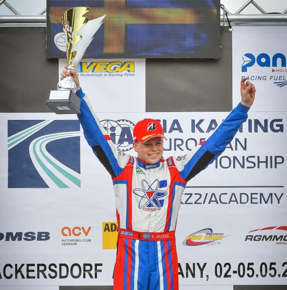 En jublande glad Emil Skärås efter segern i första EM-deltävlingen i Tyskland. I dag i Italien höll han undan och kunde säkra EM-titeln trots att han ”bara” blev åtta i racet. Foto: Sportinphoto Kart Photo-Agency