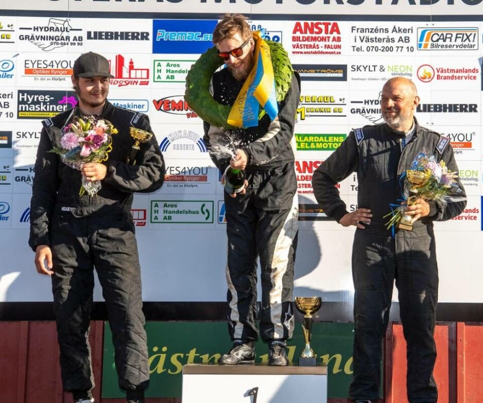 Segersprut. Fredrik ”Fidde” Avelin firar segern med klubbkompisen och finaltrean Per-Erik Blomkvist (till höger) och Simon Tiger. Foto: Janne Cermenius/VMS