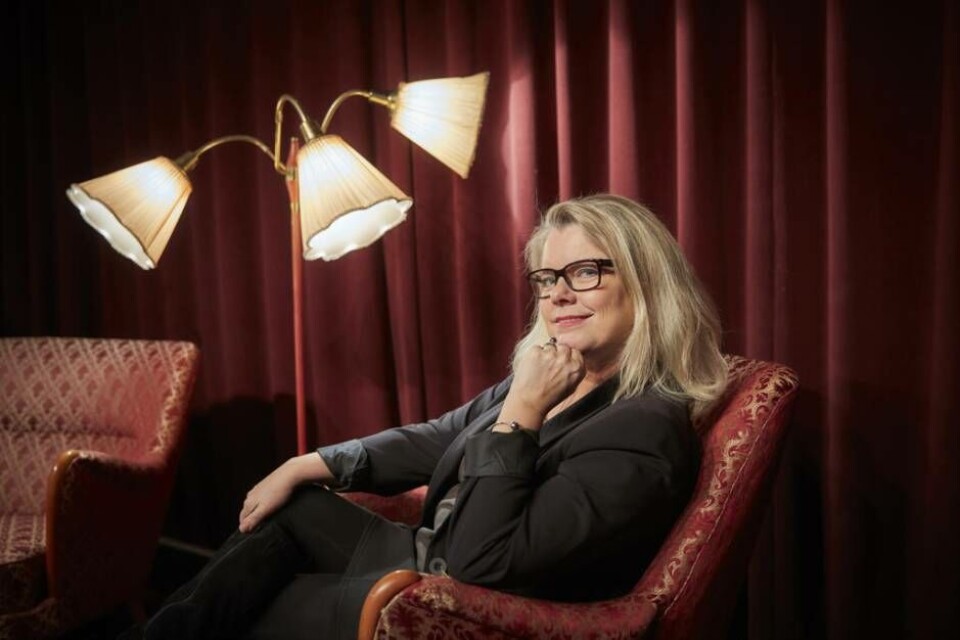 Carin Hjulström tar över samtalen på teatern. Foto: Pia Nordlander