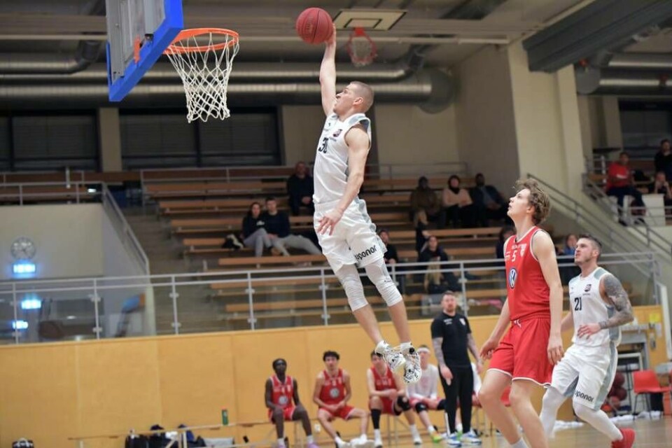 Aros Baskets Alexander Videhult kom in med bra energi från bänken och svarade bland annat för två dunkar. Foto: BJARNEFELDT PHOTOGRAPHY