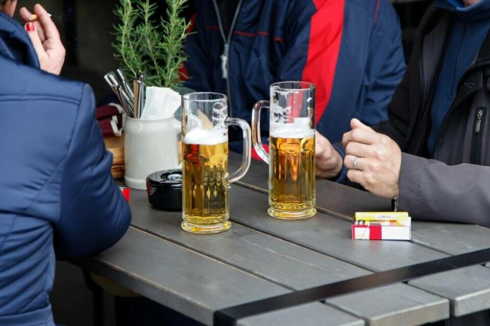Slutrökt. Från och med den första juli är det förbjudet att röka på uteserveringar.