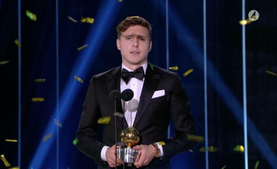 Victor Nilsson Lindelöf fick ta emot guldbollen under Fotbollsgalan. Foto: TV4