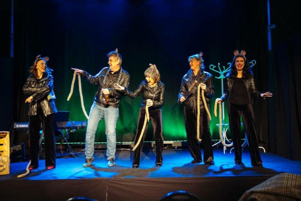 Hanna Sangemark, Christian Andersson, Harriet Pettersson, Elin Olofsson och Jessica OlssonSaknas på bilden gör Mattias Gustin (piano). Foto: Avig Kazanjian