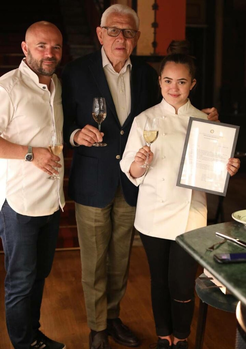 Alva med pappa Karl Ljung (Årets kock 1999) och italienska köksakademins ordförande Toni Anello. Foto: Privat Alva med pappa Karl Ljung (Årets kock 1999) och italienska köksakademins ordförande Toni Anello. Foto: Privat