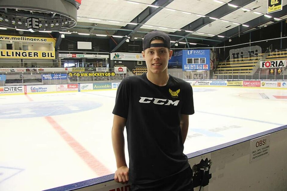 Uttagen till J18-VM. VIK:s jättelöfte Jesper Wallstedt blev på tisdagen som den yngste spelaren någonsin uttagen till J18-VM i Ryssland. Foto: Jonas Edberg