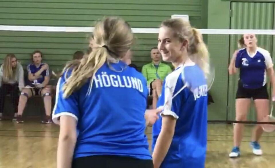 Västeråsduon Lina Höglund och Nelly Wilskier under en av segermatcherna i turneringen. Foto: VBMF