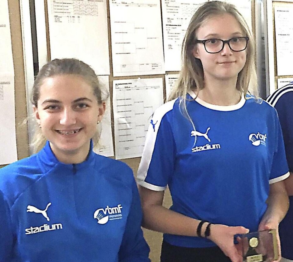 Nelly Wilskier och Lina Höglund vann guld i damdubbel U15 under DM-tävlingarna i Nyköping. Höglund tog även för andra året i rad hem singelklassen. Foto: VBMF