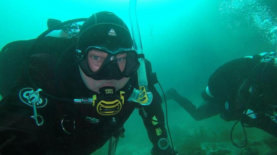 Dykare. Mattias Robertsson hittade massvis av skräp på botten av Hökåsengropen. Foto: Privat