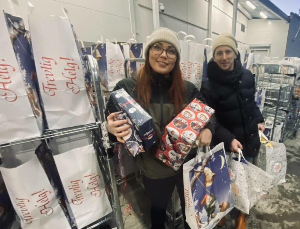 Amanda Gahm från Företagsvolontärerna/Lokala Hjälpen och Rickard Salzmann, Västerås stadsmission, ”drar igång” utdelningen av alla julkassar från ICA Kvantum. Foto: Lokala Hjälpen Amanda Gahm från Företagsvolontärerna/Lokala Hjälpen och Rickard Salzmann, Västerås stadsmission, ”drar igång” utdelningen av alla julkassar från ICA Kvantum. Foto: Lokala Hjälpen
