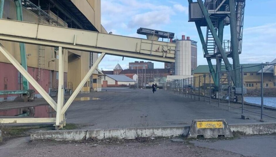 Kajstråket vid silon används dagligen som gångbana av många västeråsare. Här vill Västerås stad en säker bygga gång- och cykelväg.