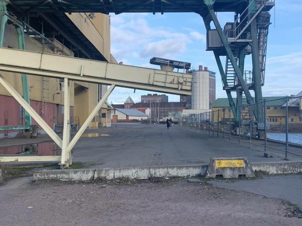 Kajstråket vid silon används dagligen som gångbana av många västeråsare. Här vill Västerås stad en säker bygga gång- och cykelväg. Foto: Jonas Edberg