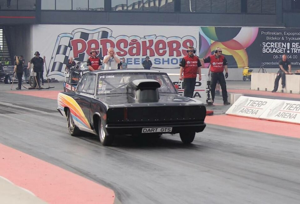 Pelle Arvidsson redo för start i sin Dodge Dart i ProStreet-klassen. Foto: LCR.nu