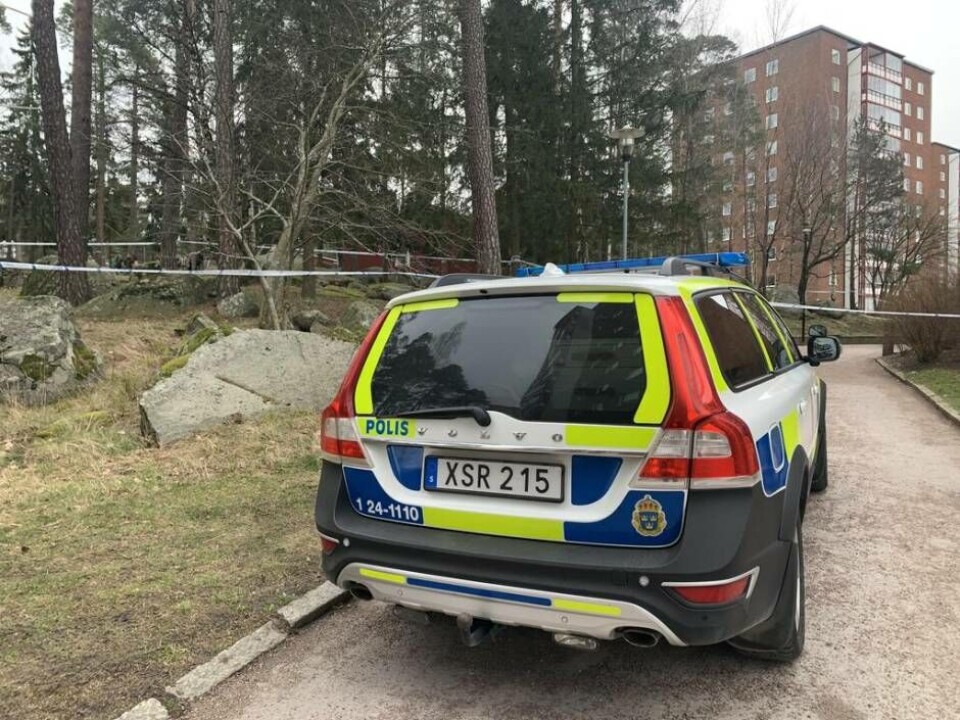 Polisen på plats på Pettersberg efter att en man under natten blivit skjuten med flera skott. Foto: Jonas Edberg