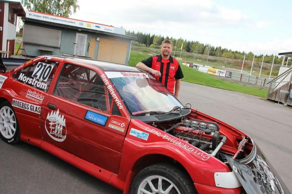 Niclas Härdevik Norström har ett guldläge med sin Ford Escort inför helgens SM-final i rallycross på Västerås Motorstadion. Här ses MSK Hammaren-föraren under SM-finalerna på samma plats förra hösten. Foto: Jonas Bergkvist×1 / 5Visa bildtextBild 1 av 5