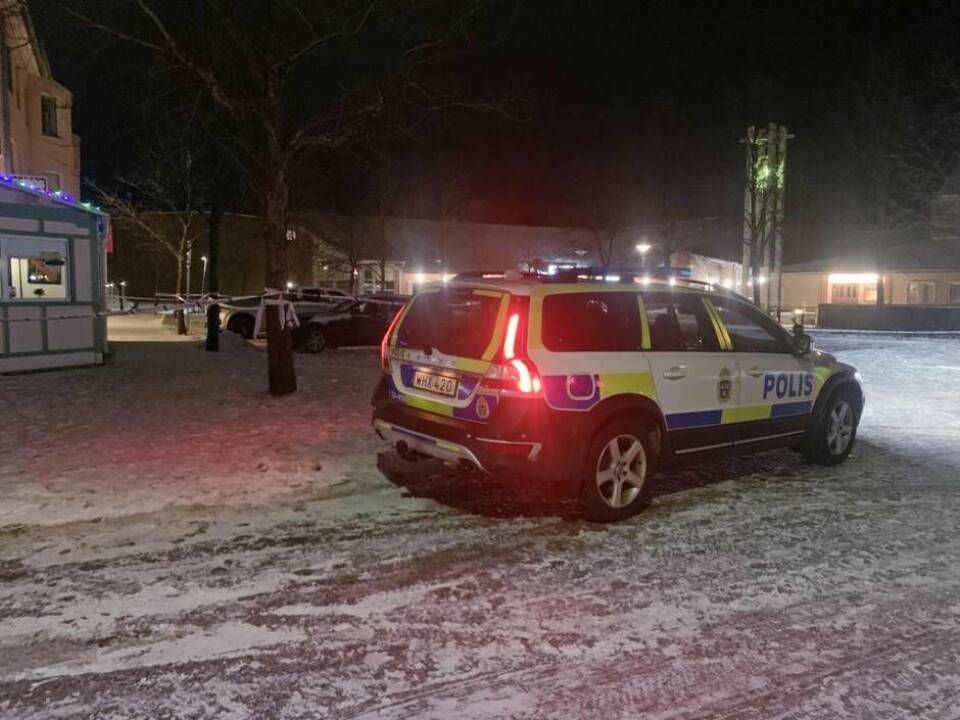 Polisen hade under måndagskvällen spärrat av Önsta centrum. Foto: Jonas Edberg