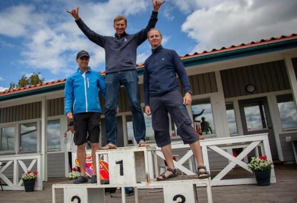 Stefan Voxby från för Boo SS högst upp på pallen. Till vänster tvåan Rikard Almqvist från Nyköpings Windsurfing Club och till höger tredjepristagaren Stefan Söderlund från Jollekappseglarna Västerås Foto: Patrik Schander/Svenska Seglarf