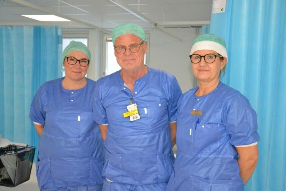 Åsa Saarnio, ortoped och vd, och Pia Karlsson operationssköterska och personalchef flankerar narkosläkaren Lennart Klaar. Foto: Helena Andersson