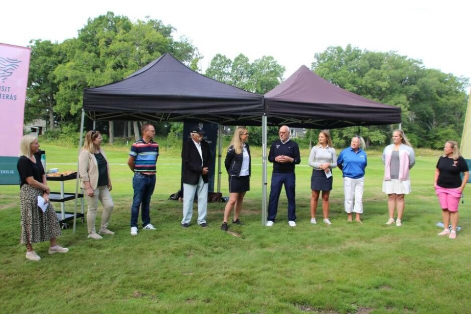 Det var ett stort gäng som hade samlats på pressträffen och berättade om golfsatsningen som ska sätta Västerås och Västmanland på golfkartan på allvar. Från vänster: Sofie Lidholm, Visit Västerås, Vicki Skure-Eriksson, ordförande nämnden för idrott, fritid och förebyggande, Magnus Jansson, idrottschef Västerås stad, Roger Skanser, ordförande Västmanlands golfdistriktförbund, Marielle Fred Piehl och Christer Johansson, Orresta golf och konferens, Frida Bräster, Svenska golfförbundet, Cina Koskinen och Josefine Odenring, Västerås golfklubb samt Pernilla Törngren, Visit Västerås. Foto: Jonas Edberg Det var ett stort gäng som hade samlats på pressträffen och berättade om golfsatsningen som ska sätta Västerås och Västmanland på golfkartan på allvar. Från vänster: Sofie Lidholm, Visit Västerås, Vicki Skure-Eriksson, ordförande nämnden för idrott, fritid och förebyggande, Magnus Jansson, idrottschef Västerås stad, Roger Skanser, ordförande Västmanlands golfdistriktförbund, Marielle Fred Piehl och Christer Johansson, Orresta golf och konferens, Frida Bräster, Svenska golfförbundet, Cina Koskinen och Josefine Odenring, Västerås golfklubb samt Pernilla Törngren, Visit Västerås. Foto: Jonas Edberg