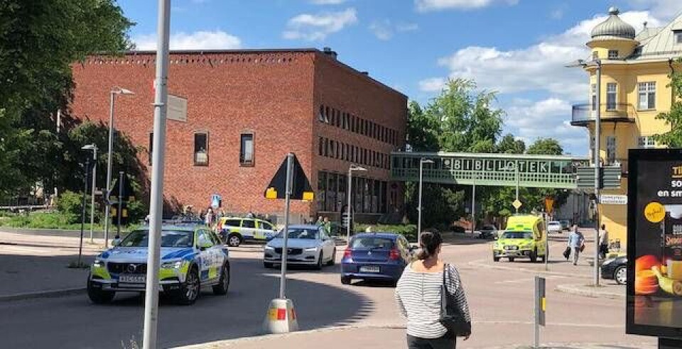 Flera polispatruller och ambulans utanför stadsbiblioteket i Västerås. Foto: Pernilla Bulldra