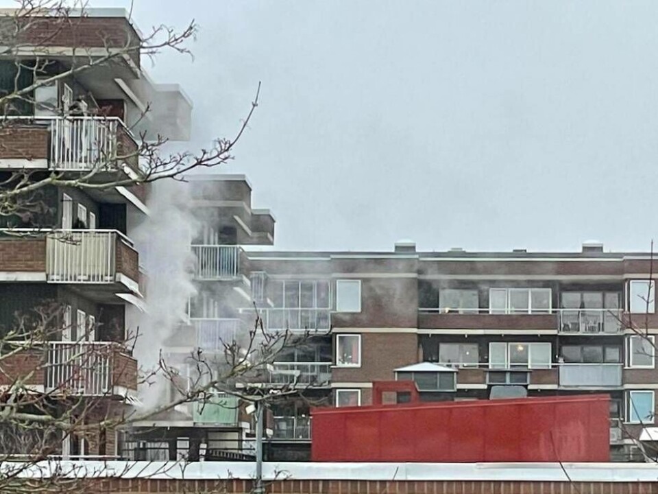 En brand bröt under söndagsförmiddagen ut i en lägenhet i Köping. Foto: Fredrik Klevenhaus