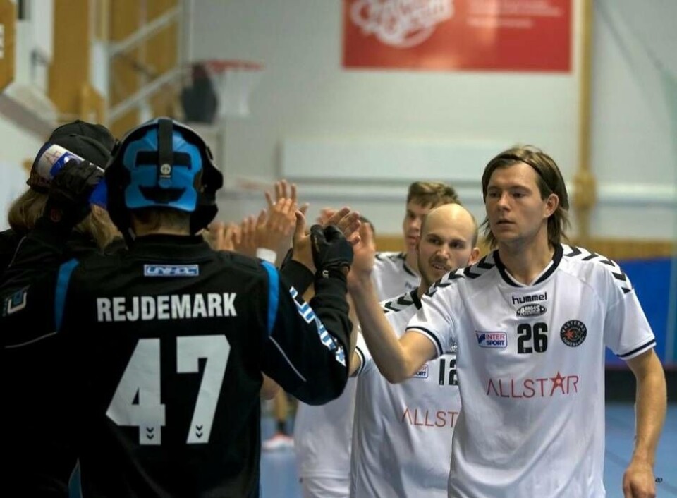 IBF Västerås jublar under försäsongen. Frågan är hur många gånger man får jubla under årets division 1-säsong. Laget har tappat flera nyckelspelare och förlorade premiären mot nykomlingen Torshälla. Trots det är målsättningen topp fyra och kvalspel även i år. Foto: Eva Ohlström×1 / 3Visa bildtextBild 1 av 3