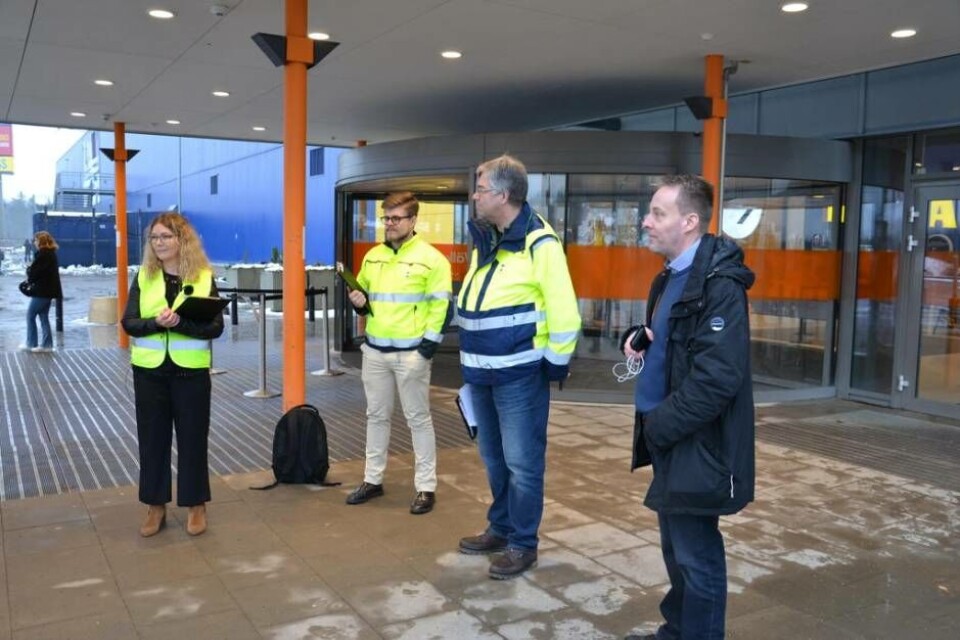 På tillsyn. Sara Paulsson, Ludvig Hammarlund och Mikael Wulff från Länsstyrelsen informerade om hur den nya pandemilagen fungerar. Foto: Jonas Edberg