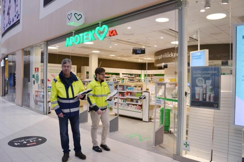 Besökte butiker. Mikael Wulff och Ludvig Hammarlund kontrollerade butikerna på Erikslund Shoppingcenter. Foto: Jonas Edberg