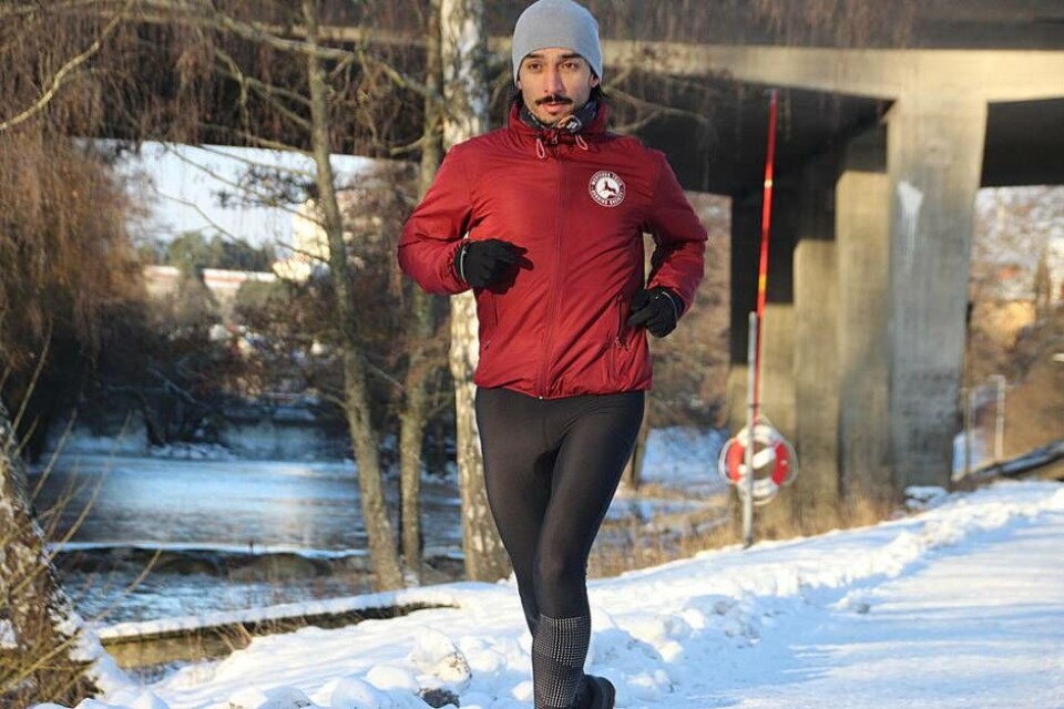 Black river runner. Rodde Vera under en tur längs med Svartån en kylig januariförmiddag när Västerås Tidning Träning möter upp. Den längsta distans han genomfört under ett lopp var just Black River Run 2014 och mätte 161 km. Foto: Jonas Bergkvist Black river runner. Rodde Vera under en tur längs med Svartån en kylig januariförmiddag när Västerås Tidning Träning möter upp. Den längsta distans han genomfört under ett lopp var just Black River Run 2014 och mätte 161 km. Foto: Jonas Bergkvist