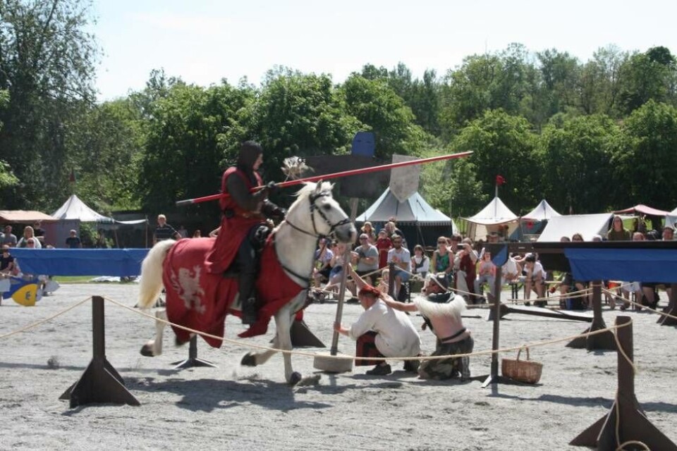 Riddarna gjorde upp i ett tornerspel. Foto: Sofie Tejre×1 / 11Visa bildtextBild 1 av 11