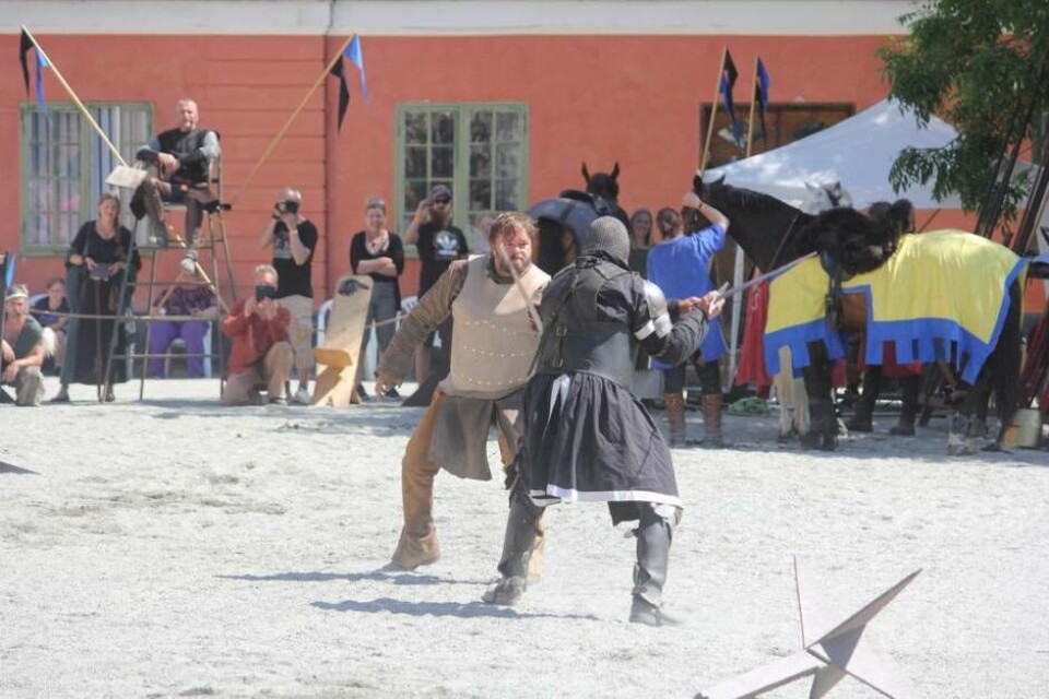 Joakim Nätterqvist, känd från Arn-filmerna i en duell på slottsgården. Foto: Jonas Edberg
