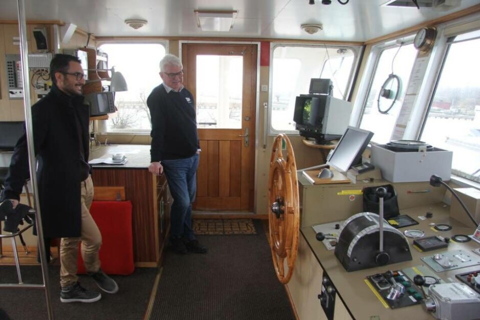 Mustafa Salih, platschef på hamnen i Köping, tillsammans med Peter Bamberg från Rederi Mälarstaden kollade in tekniken på den nya isbrytaren. Foto: Jonas Edberg