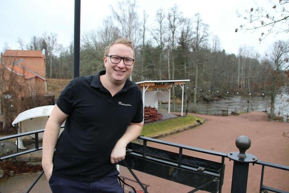 Laddad. Westerqwarn pub och restaurangs drivande kraft Joakim Graning ser fram emot en ösig sommar med flera stor artister. ”E-Type har varit en dröm sedan jag tog över härute”, säger han. Gott om populära lokala storheter kommer också att inta Qwarnscenen som syns här i bakgrunden. Foto: Jonas Bergkvist