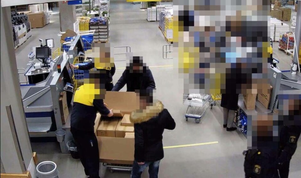 Bild från Ikeas övervakningskamera. Foto: POLISEN×1 / 2Visa bildtextBild 1 av 2
