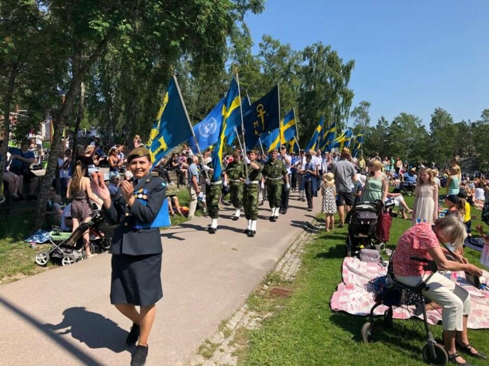 Nationaldagsparaden gör entré på Djäkneberget. Foto: Jonas Bergkvist×1 / 2Visa bildtextBild 1 av 2
