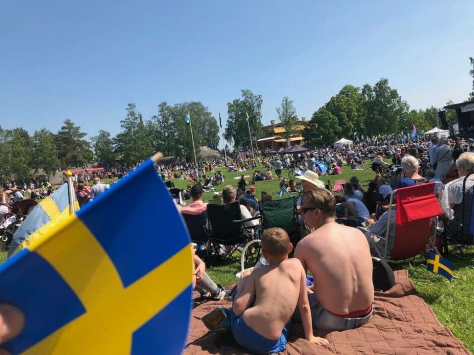 Tusentals västeråsare njöt av värmen när Sveriges nationaldag firades på Djäkneberget under torsdagen. Foto: Jonas Bergkvist
