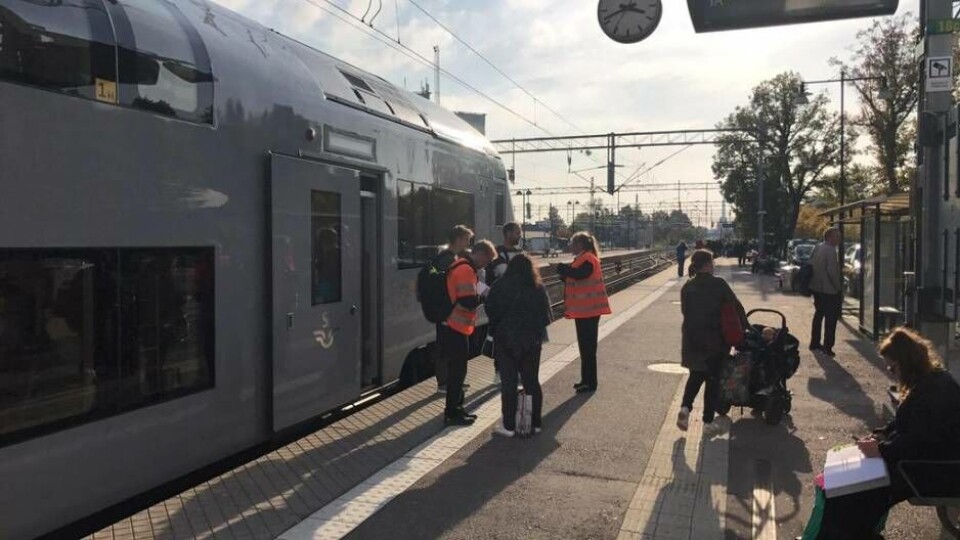 Under eftermiddagen var alla tåg från Västerås mot Stockholm inställda. Fortfarande vid 16-tiden var det oklart när trafiken kunde återupptas. Foto: Peter Hoffström×1 / 3Visa bildtextBild 1 av 3