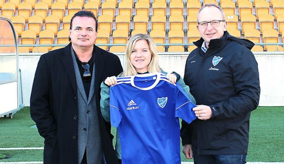 Amerikanskt nyförvärv. IFK Västerås satsar på sitt damlag i år. Från vänster: Franco Pertunaj, Idol Academy, nyförvärvet Kourtney Kutscher och Magnus Kindbom, ordförande IFK Västerås. Foto: IFK Västerås
