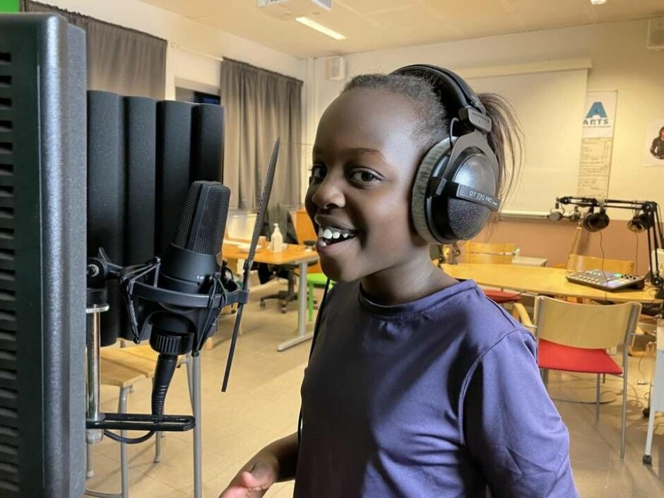 Ung talang. Selma på plats i studion där hon fick spela in sin låt. Foto: Jonas Edberg