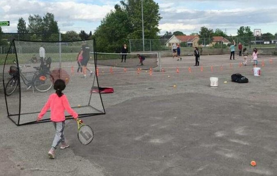 Spelglädje. Projektet Tennis på gatan finns bland annat till för att ge de barn som inte har en naturlig väg in i tennissporten. Foto: TK Aros Spelglädje. Projektet Tennis på gatan finns bland annat till för att ge de barn som inte har en naturlig väg in i tennissporten. Foto: TK Aros