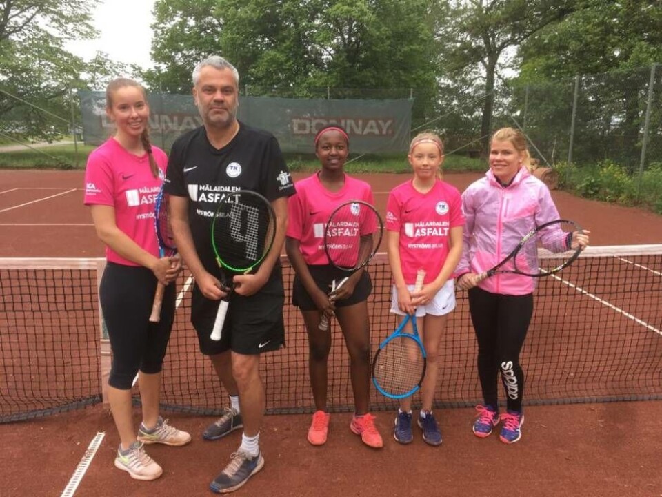 TK Aros damlag efter att ha tagit hem seriesegern i division 3 via 3–1 mot Västerås-Fridnäs TK. I laget spelade från vänster Ida Ferding (tränaren Christer Allgårdh), Emma Abdoul, Nadine Mathisen och Tea Korkeakunnas. Foto: TK Aros